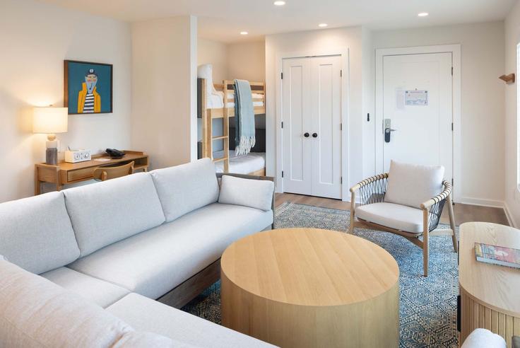 Elegant gestaltetes Wohnzimmer mit moderner Einrichtung in einer Wohnung im Building Lake Park Boulevard South - salt-and-cedar-inc - 1639967 in Carolina Beach, Carolina Beach Elegant gestaltetes Wohnzimmer mit moderner Einrichtung in einer Wohnung im Building Lake Park Boulevard South - salt-and-cedar-inc - 1639967 in Carolina Beach, Carolina Beach