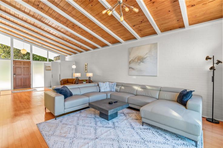 Salle de séjour élégante avec mobilier moderne dans un appartement à Building Overbrook Drive - salt-and-cedar-inc - 1591556 à High Point, High Point