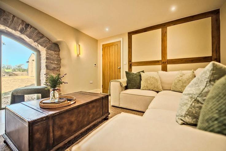 Elegant gestaltetes Wohnzimmer mit moderner Einrichtung in einer Wohnung im Building Talbenny Cottages - salt-and-city-stays - 1695541 in The Havens, Haverfordwest