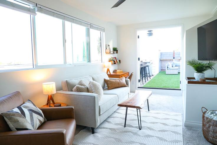 San Diego San DiegoのBuilding Torrance Street - saltair-stays - 1335160のアパートメントにある、モダンな家具を備えたエレガントなデザインのリビングルーム