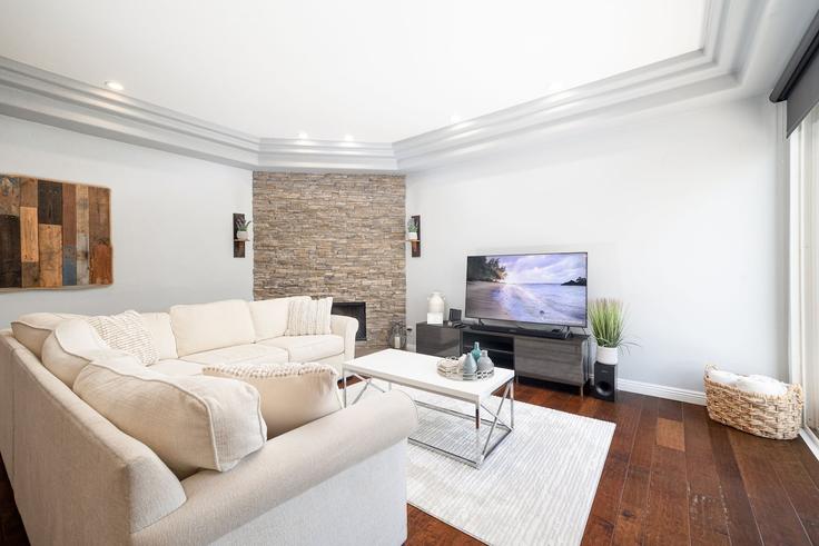 Elegante sala de estar con mobiliario moderno en un apartamento en Building Sapphire Street - saltair-stays - 1335165 en San Diego, San Diego