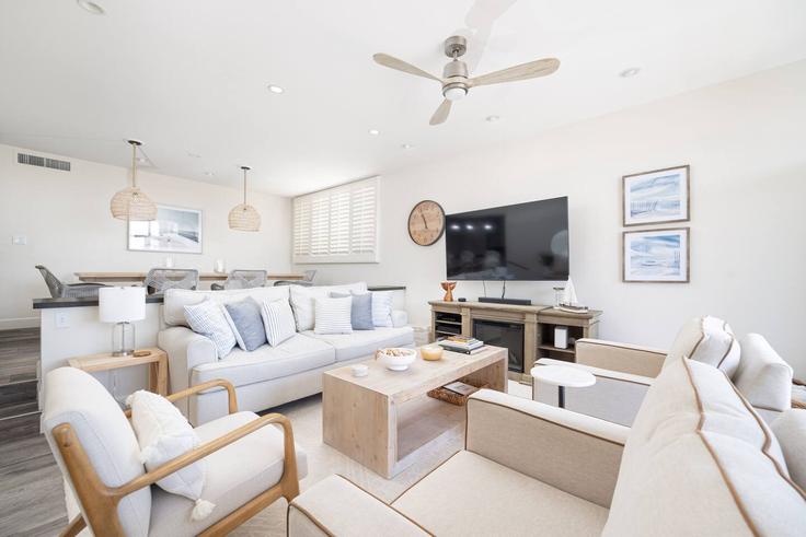 Elegante sala de estar con mobiliario moderno en un apartamento en Building San Antonio Avenue - saltair-stays - 1335157 en San Diego, San Diego