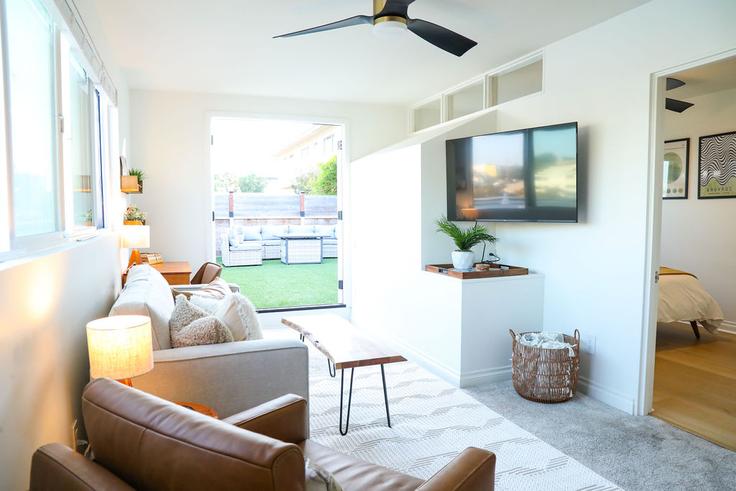 Salle de séjour élégante avec mobilier moderne dans un appartement à Building Torrance Street - saltair-stays - 1335158 à San Diego, San Diego
