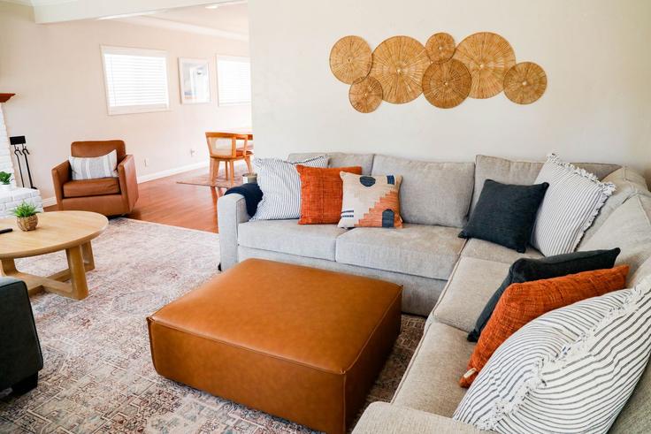 Elegantly designed living room with modern furnishings in an apartment at Building Oliver Avenue - saltair-stays - 1574237 in San Diego, San Diego Elegantly designed living room with modern furnishings in an apartment at Building Oliver Avenue - saltair-stays - 1574237 in San Diego, San Diego
