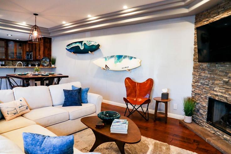 Elegante sala de estar con mobiliario moderno en un apartamento en Building Sapphire Street - saltair-stays - 1335165 en San Diego, San Diego Elegante sala de estar con mobiliario moderno en un apartamento en Building Sapphire Street - saltair-stays - 1335165 en San Diego, San Diego
