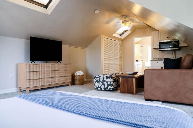 Building Oliver Avenue - saltair-stays - 1574237 adresindeki bir dairede modern mobilyalarla zarif bir şekilde tasarlanmış oturma odası San Diego, San Diego Building Oliver Avenue - saltair-stays - 1574237 adresindeki bir dairede modern mobilyalarla zarif bir şekilde tasarlanmış oturma odası San Diego, San Diego