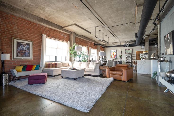 Salle de séjour élégante avec mobilier moderne dans un appartement à Building 7th Avenue - saltair-stays - 1335166 à San Diego, San Diego