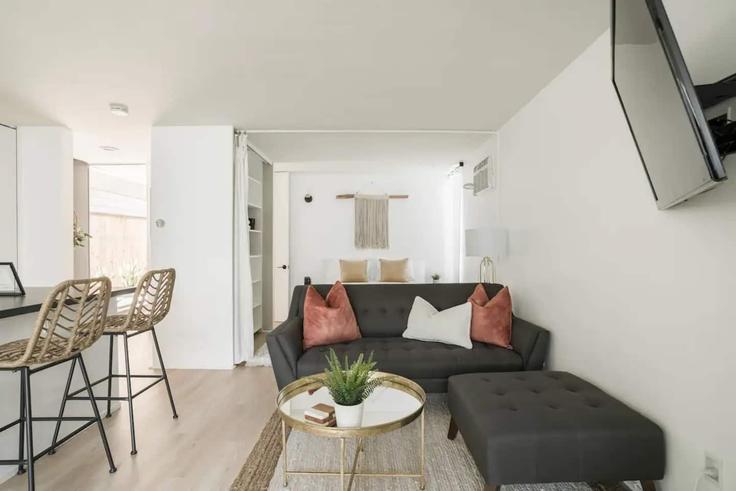 Salle de séjour élégante avec mobilier moderne dans un appartement à Building Torrance Street - saltair-stays - 1335162 à San Diego, San Diego