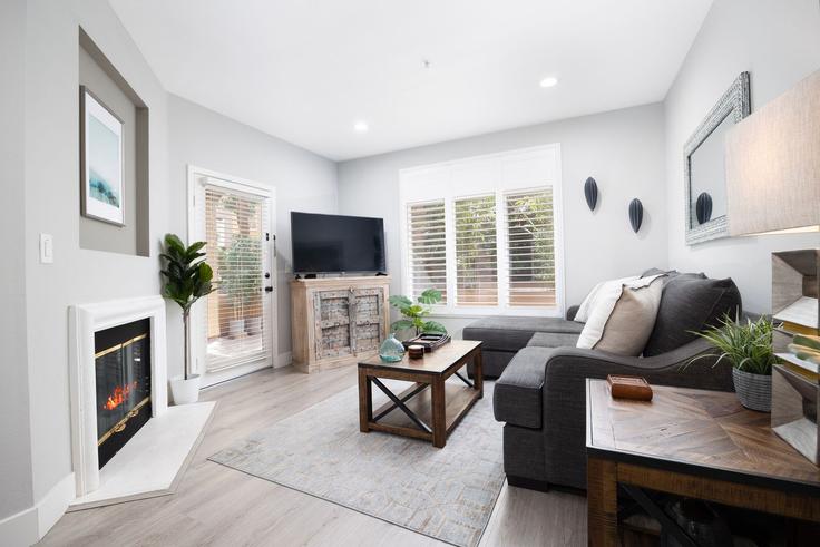 Building Fifth Avenue - saltair-stays - 1335156 adresindeki bir dairede modern mobilyalarla zarif bir şekilde tasarlanmış oturma odası San Diego, San Diego