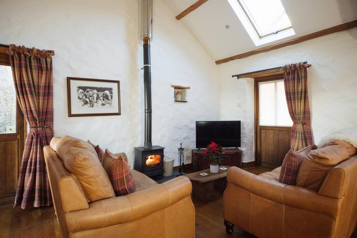 Sala de estar elegantemente projetada com móveis modernos em um apartamento no Building Haverfordwest - saltcitystay - 1363403 em Wiston, Haverfordwest