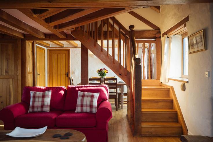 Sala de estar elegantemente projetada com móveis modernos em um apartamento no Building Haverfordwest - saltcitystay - 1363404 em Wiston, Haverfordwest