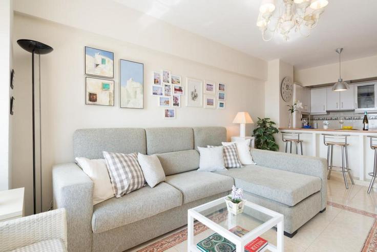 Sala de estar elegantemente projetada com móveis modernos em um apartamento no Building Calle Pintor Martínez Virel - salvador-martinez-muoz - 1331148 em Este, Málaga