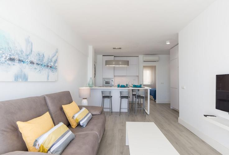 Sala de estar elegantemente projetada com móveis modernos em um apartamento no Building Paseo Marítimo Ciudad de Melilla - salvador-martinez-muoz - 1331194 em Este, Málaga