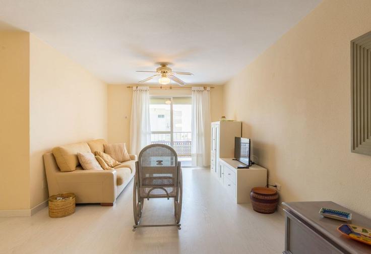 Torremolinos TorremolinosのBuilding Calle de las Mercedes - salvador-martinez-muoz - 1331271のアパートメントにある、モダンな家具を備えたエレガントなデザインのリビングルーム