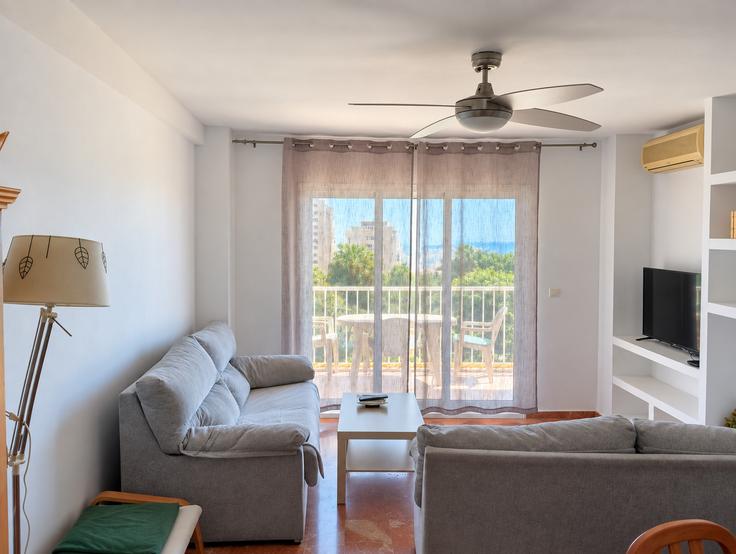 Elegante sala de estar con mobiliario moderno en un apartamento en Building Calle Tirreno - salvador-martinez-muoz - 1331201 en Torremolinos, Torremolinos Elegante sala de estar con mobiliario moderno en un apartamento en Building Calle Tirreno - salvador-martinez-muoz - 1331201 en Torremolinos, Torremolinos