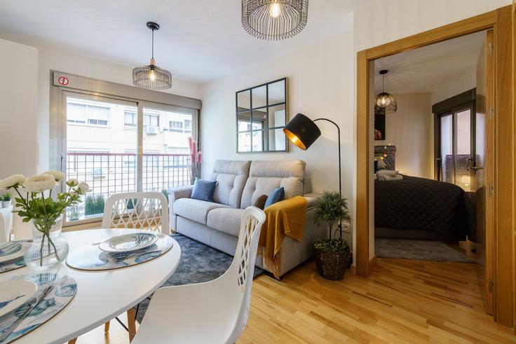 Salle de séjour élégante avec mobilier moderne dans un appartement à Building Calle Juan del Encina - salvador-martinez-muoz - 1331150 à Centro, Málaga