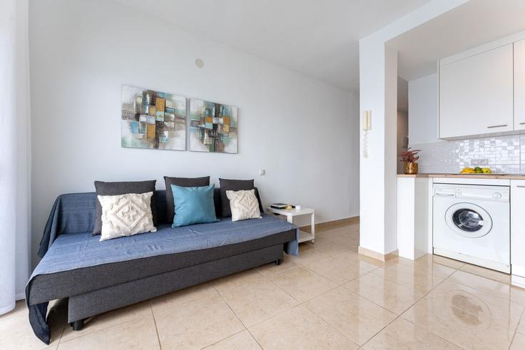 Sala de estar elegantemente projetada com móveis modernos em um apartamento no Building Paseo Marítimo Rey de España - salvador-martinez-muoz - 1331303 em Fuengirola, Fuengirola