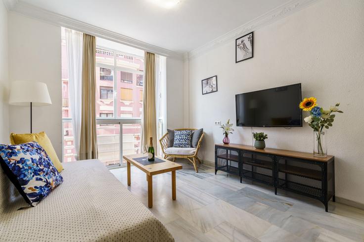 Sala de estar elegantemente projetada com móveis modernos em um apartamento no Building Calle Mármoles - salvador-martinez-muoz - 1331151 em Centro, Málaga