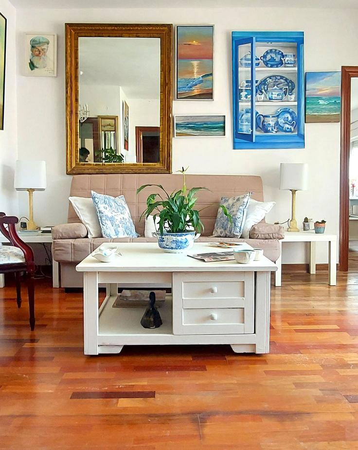 Elegant gestaltetes Wohnzimmer mit moderner Einrichtung in einer Wohnung im Building Calle Mármoles - salvador-martinez-muoz - 1331216 in Centro, Málaga Elegant gestaltetes Wohnzimmer mit moderner Einrichtung in einer Wohnung im Building Calle Mármoles - salvador-martinez-muoz - 1331216 in Centro, Málaga