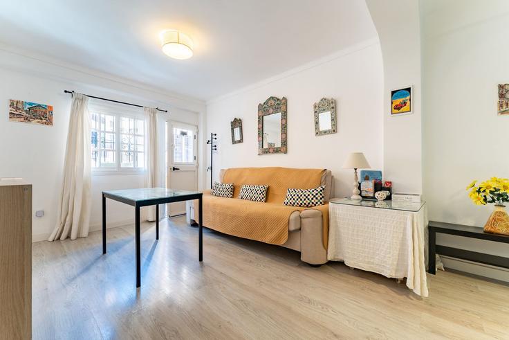 Elegantly designed living room with modern furnishings in an apartment at Building Calle Macabeos - salvador-martinez-muoz - 1331238 in Centro, Málaga