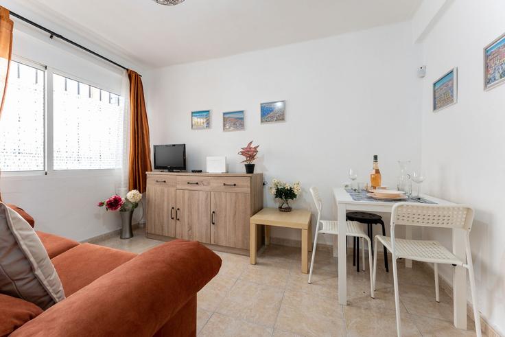 Torremolinos, Torremolinos에 위치한 Building Calle Conde de Mieres - salvador-martinez-muoz - 1331193 아파트의 세련된 인테리어가 돋보이는 거실