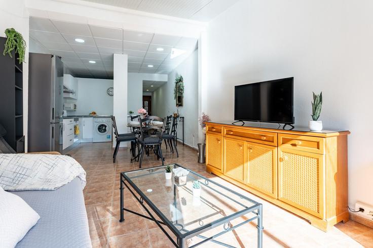 Elegante sala de estar con mobiliario moderno en un apartamento en Building Calle del Bajondillo - salvador-martinez-muoz - 1331219 en Torremolinos, Torremolinos