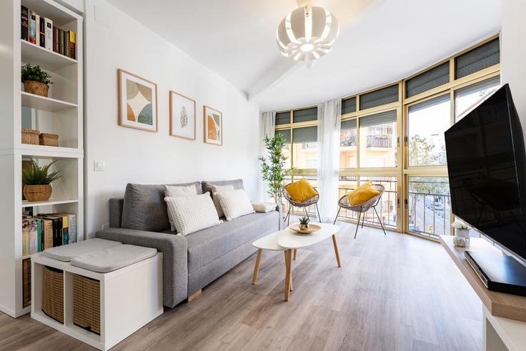 Sala de estar elegantemente projetada com móveis modernos em um apartamento no Building Calle Pelayo - salvador-martinez-muoz - 1331315 em Centro, Málaga