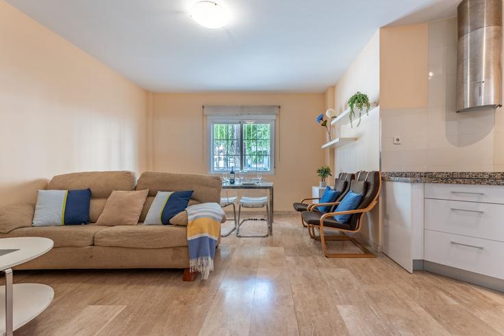 Torremolinos TorremolinosのBuilding Avenida del Lido - salvador-martinez-muoz - 1331183のアパートメントにある、モダンな家具を備えたエレガントなデザインのリビングルーム Torremolinos TorremolinosのBuilding Avenida del Lido - salvador-martinez-muoz - 1331183のアパートメントにある、モダンな家具を備えたエレガントなデザインのリビングルーム