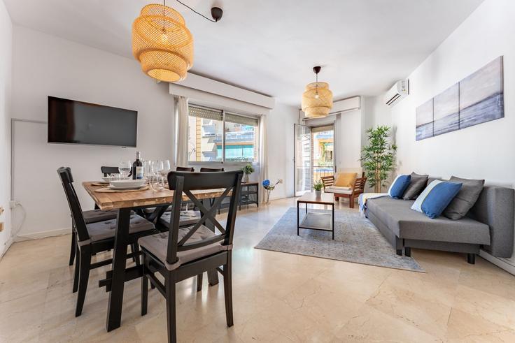 Sala de estar elegantemente projetada com móveis modernos em um apartamento no Building Calle Peso de la Harina - salvador-martinez-muoz - 1331202 em Centro, Málaga