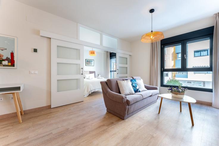 Salle de séjour élégante avec mobilier moderne dans un appartement à Building Calle Martínez de la Rosa - salvador-martinez-muoz - 1331155 à Bailén-Miraflores, Málaga