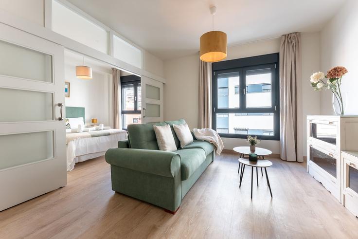 Bailén-Miraflores, Málaga에 위치한 Building Calle Martínez de la Rosa - salvador-martinez-muoz - 1331316 유닛의 세련된 인테리어가 돋보이는 거실