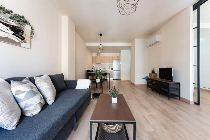 Elegante sala de estar con mobiliario moderno en un apartamento en Building Calle Martínez de la Rosa - salvador-martinez-muoz - 1331321 en Bailén-Miraflores, Málaga Elegante sala de estar con mobiliario moderno en un apartamento en Building Calle Martínez de la Rosa - salvador-martinez-muoz - 1331321 en Bailén-Miraflores, Málaga