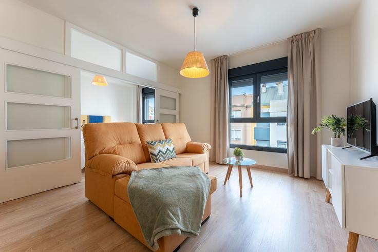 Bailén-Miraflores, Málaga에 위치한 Building Calle Martínez de la Rosa - salvador-martinez-muoz - 1331198 유닛의 세련된 인테리어가 돋보이는 거실