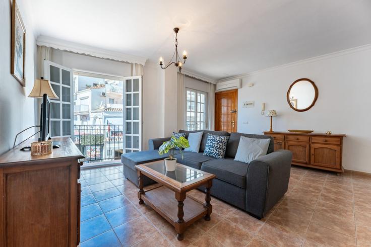 Torremolinos TorremolinosのBuilding Calle San Miguel - salvador-martinez-muoz - 1331212のアパートメントにある、モダンな家具を備えたエレガントなデザインのリビングルーム