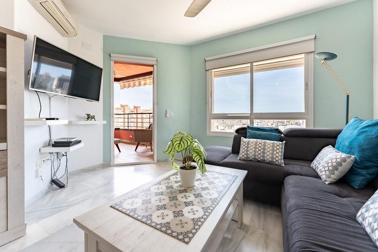 Fuengirola, Fuengirola에 위치한 Building Calle Río Guadalhorce - salvador-martinez-muoz - 1331241 아파트의 세련된 인테리어가 돋보이는 거실 Fuengirola, Fuengirola에 위치한 Building Calle Río Guadalhorce - salvador-martinez-muoz - 1331241 아파트의 세련된 인테리어가 돋보이는 거실