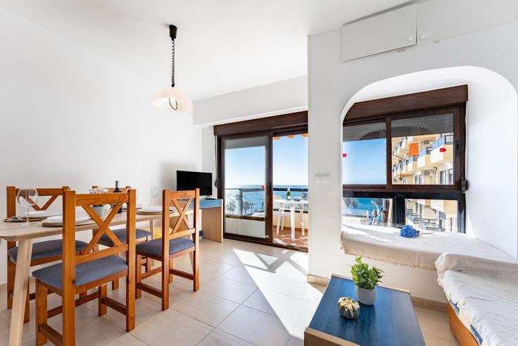 Benalmádena Rancho DomingoのBuilding Calle Torrealmádena - salvador-martinez-muoz - 1331174のアパートメントにある、モダンな家具を備えたエレガントなデザインのリビングルーム