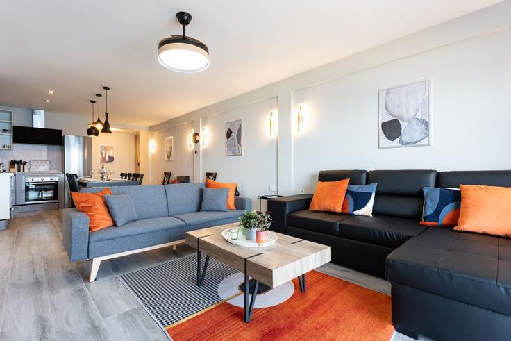 Fuengirola, Fuengirola에 위치한 Building Paseo Marítimo Rey de España - salvador-martinez-muoz - 1331179 아파트의 세련된 인테리어가 돋보이는 거실 Fuengirola, Fuengirola에 위치한 Building Paseo Marítimo Rey de España - salvador-martinez-muoz - 1331179 아파트의 세련된 인테리어가 돋보이는 거실