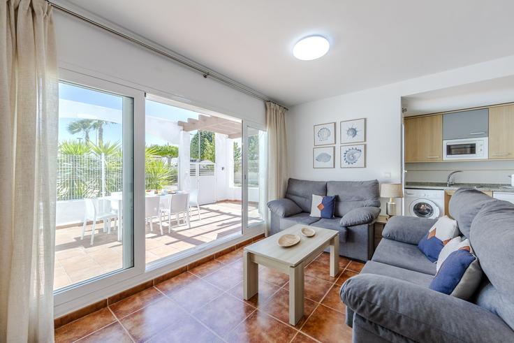 Elegante sala de estar con mobiliario moderno en un apartamento en Building Paseo del Mediterráneo - salvador-martinez-muoz - 1331191 en Mojácar, Mojácar