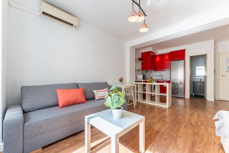 Elegant gestaltetes Wohnzimmer mit moderner Einrichtung in einer Wohnung im Building Calle Marcos Gómez - salvador-martinez-muoz - 1331168 in Centro, Málaga