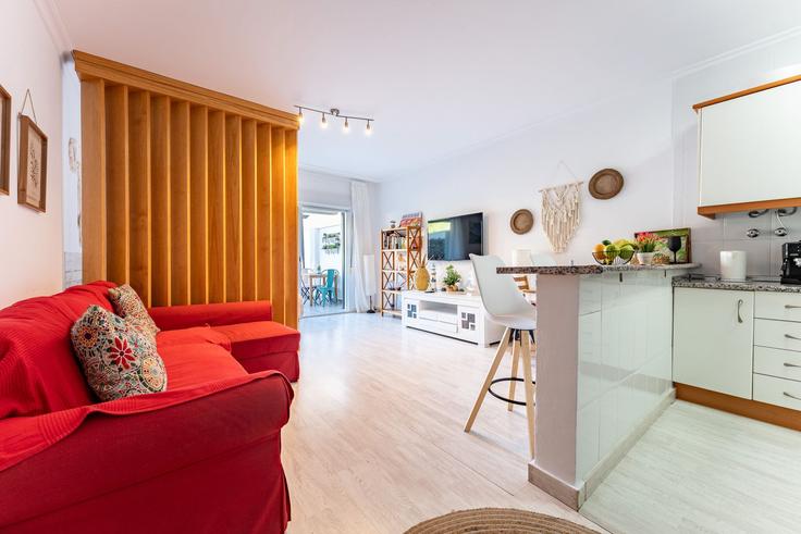 Elegante sala de estar con mobiliario moderno en un apartamento en Building Calle Yucas - salvador-martinez-muoz - 1331166 en Fuengirola, Fuengirola Elegante sala de estar con mobiliario moderno en un apartamento en Building Calle Yucas - salvador-martinez-muoz - 1331166 en Fuengirola, Fuengirola