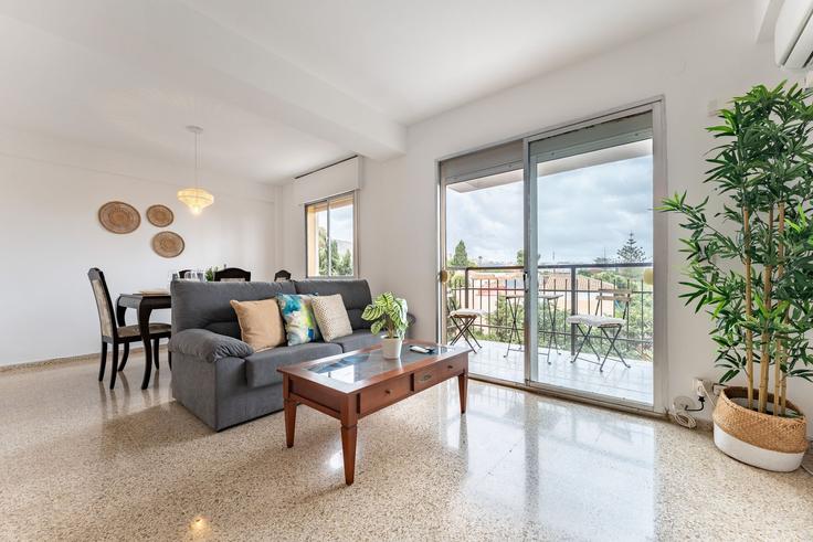 Torremolinos TorremolinosのBuilding Pasaje Blanquillo - salvador-martinez-muoz - 1331255のアパートメントにある、モダンな家具を備えたエレガントなデザインのリビングルーム Torremolinos TorremolinosのBuilding Pasaje Blanquillo - salvador-martinez-muoz - 1331255のアパートメントにある、モダンな家具を備えたエレガントなデザインのリビングルーム