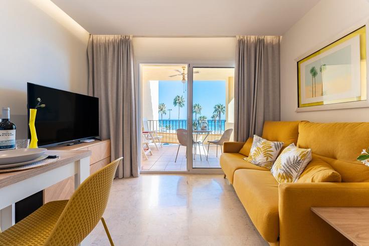 Elegante sala de estar con mobiliario moderno en un apartamento en Building Paseo de Maritimo Torremolinos - salvador-martinez-muoz - 1331330 en Torremolinos, Torremolinos