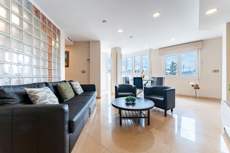 Elegant gestaltetes Wohnzimmer mit moderner Einrichtung in einer Wohnung im Building Pasillo del Matadero - salvador-martinez-muoz - 1331296 in Centro, Málaga