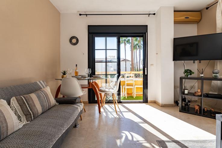 Elegant gestaltetes Wohnzimmer mit moderner Einrichtung in einer Wohnung im Building Calle Tirreno - salvador-martinez-muoz - 1331274 in Torremolinos, Torremolinos