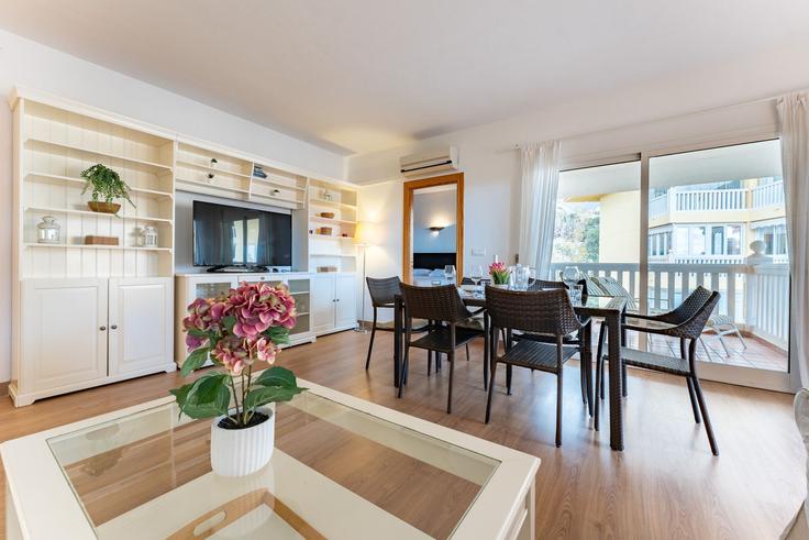 Salle de séjour élégante avec mobilier moderne dans un appartement à Building Calle Granado del Higueron - salvador-martinez-muoz - 1331239 à La Capellania, La Capellania