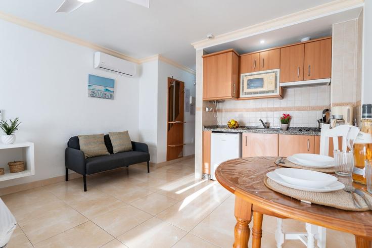 Churriana, Torremolinos에 위치한 Building Calle Trocadero - salvador-martinez-muoz - 1331311 아파트의 세련된 인테리어가 돋보이는 거실