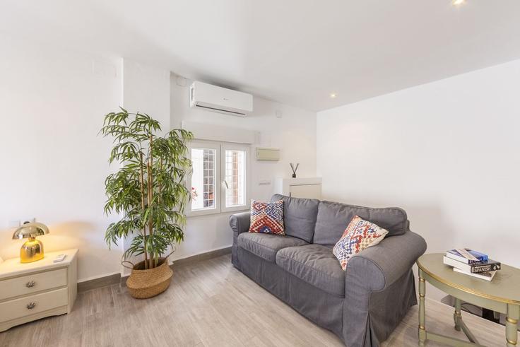 Elegante sala de estar con mobiliario moderno en un apartamento en Building Calle Rosales - salvador-martinez-muoz - 1331298 en Mojácar, Mojácar