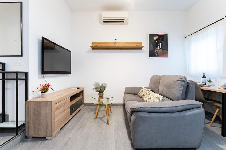 Elegant gestaltetes Wohnzimmer mit moderner Einrichtung in einer Wohnung im Building Calle Capitán Huelin - salvador-martinez-muoz - 1331230 in Centro, Málaga