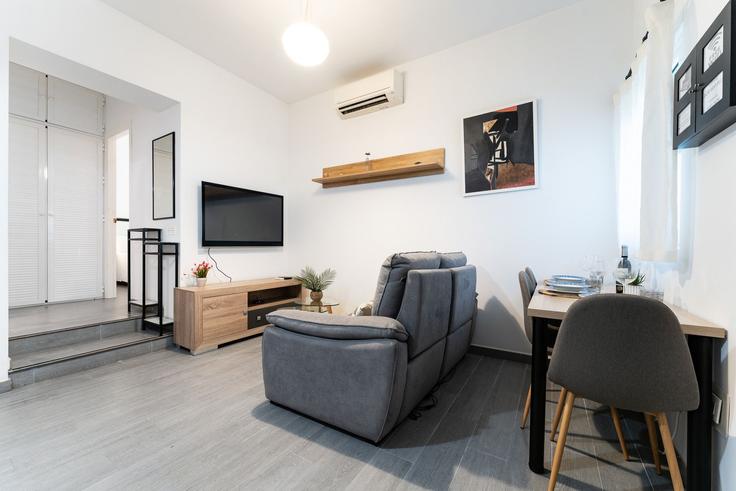 Elegante sala de estar con mobiliario moderno en un apartamento en Building Calle Capitán Huelin - salvador-martinez-muoz - 1331230 en Centro, Málaga Elegante sala de estar con mobiliario moderno en un apartamento en Building Calle Capitán Huelin - salvador-martinez-muoz - 1331230 en Centro, Málaga