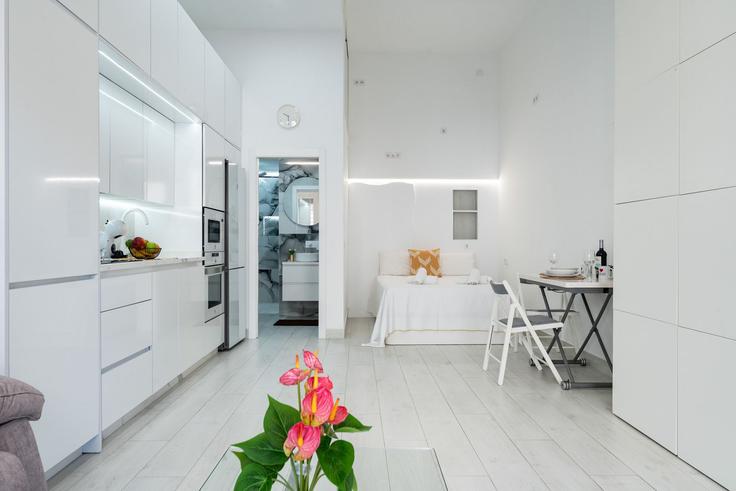 Elegante sala de estar con mobiliario moderno en un apartamento en Building Calle Miguel Moreno Masson - salvador-martinez-muoz - 1331312 en Cruz de Humilladero, Málaga